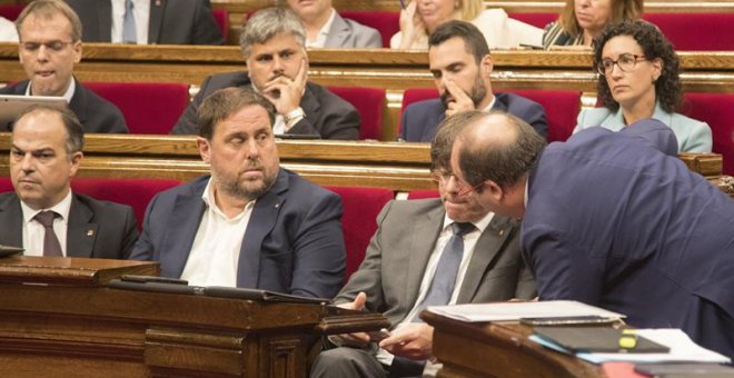 Miquel Iceta charlando con el presidente de la Generalitat, Carles Puigdemont, en presencia del vicepresidente del Govern, Oriol Junqueras, durante la sesión del Parlament de este pasado miércoles 6 de septiembre. EFE/ Marta Pérez
