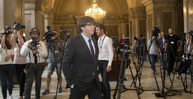 El presidente de la Generalitat de Cataluña, Carles Puigdemont, camina hoy por el Parlament de Cataluña donde prosigue el pleno después de la aprobación de la ley catalana del referéndum / EFE - Marta Pérez