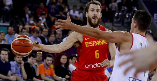 El jugador de la selección española de baloncesto Sergio Rodríguez pelea un balón durante el partido contra la selección de Hungría de Eurobasket 2017. EFE/Juan Carlos Hidalgo