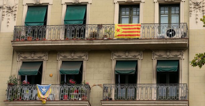 Esteladas colgando de balcones de Barcelona. REUTERS/Albert Gea