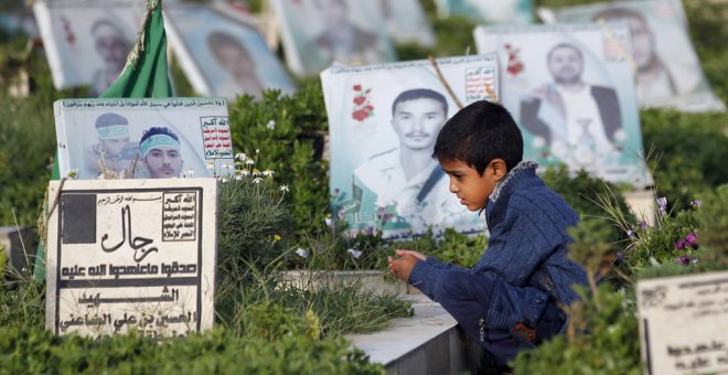 Un niño yemení entre las tumbas de un cementerio en Sanaa, la capital e Yemen. AFP/Mohammed Huwais