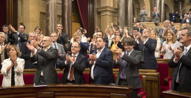 El president de la Generalitat, Carles Puigdemont, celebra la aprobación de la Ley de Transitoriedad Jurídica y Fundacional. - EFE