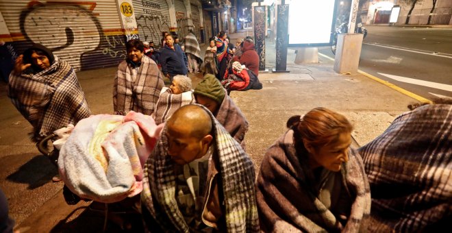 Un grupo de gente se arropa con mantas en la calle tras el terremoto de México./REUTERS