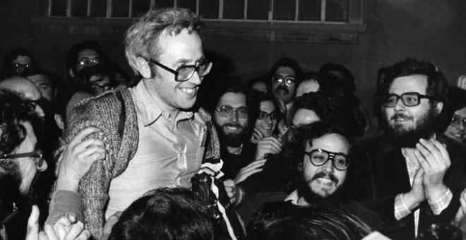 Josep Maria Huertas, recibido por sus amigos a las puertas de la Modelo la noche del 13 de abril de 1976