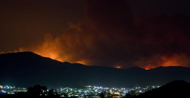 Incendio en La Granada de Riotinto, en Huelva. / JULIÁN PÉREZ (EFE)