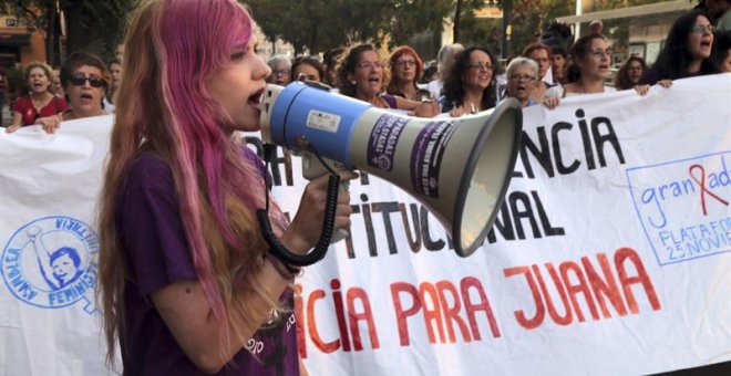 Manifestación en Granada en apoyo de Juana Rivas y las víctimas de violencia de género. / EFE