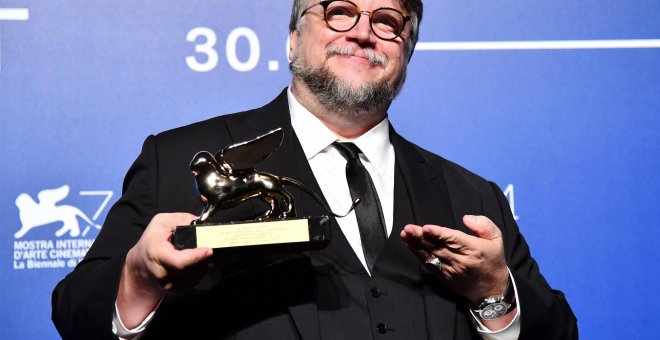 El director Mexicano Guillermo del Toro posa con el León de Oro conseguido en el 74 Festival de cine de Venecia./EFE