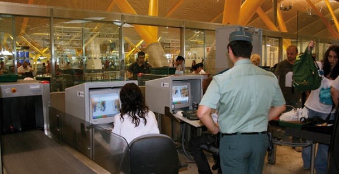 La obligatoria imagen de agentes de la Guardia Civil controlando el embarque en los aviones es cada vez menos frecuente en los aeropuertos españoles ante el avance de la seguridad privada.