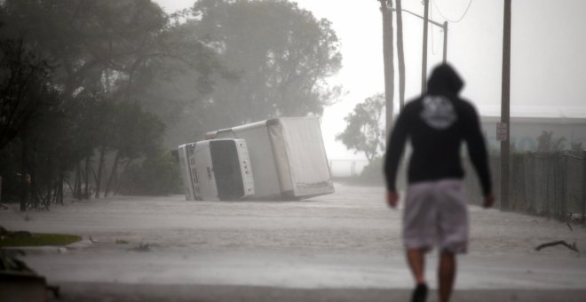 Un camión caído por la fuerza del viento en Miami, Florida. - REUTERS