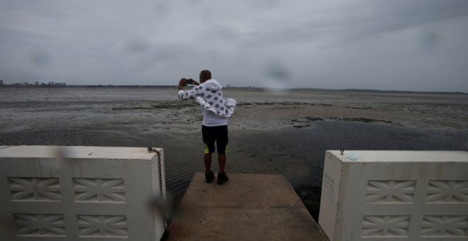 Un hombre fotografía la bahía de Hillsborough, en Tampa (Florida), donde el agua desapareció al paso del huracán Irma. REUTERS