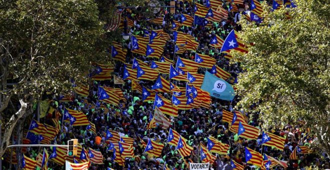 Manifestants omplen el centre de Barcelona amb ocasió de la Diada / EFE