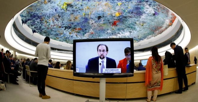 Zeid Ra'ad Al Hussein, Alto Comisionado de la ONU para los derechos humanos, aparece en un monitor durante su intervención en la sede de la ONU en Ginebra. | DENIS BALIBOUSE (REUTERS)