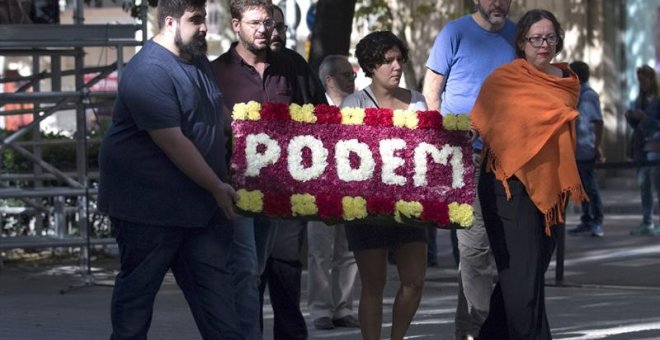 El líder de Podem en Cataluña, Albano Dante Fachin (2i), en la ofrenda floral al monumento a Rafael Casanova con motivo de la celebración de la Diada. EFE/Marta Pérez