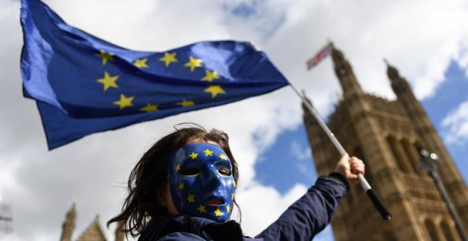 Manifestantes a favor de la Unión Europea protestan en los exteriores del parlamento en Londres. - EFE