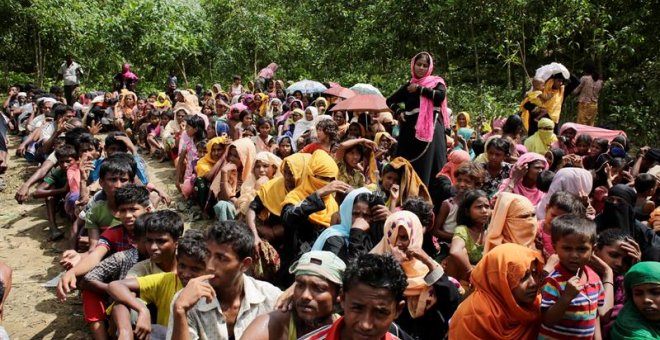 Refugiados rohinyás esperan para recibir suministros en una campamento temporal en Ukhiya, en Bangladesh. - EFE