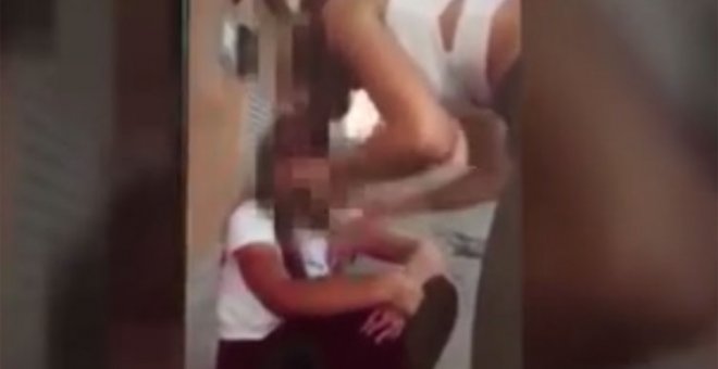 Un grupo de adolescentes agrede a una niña de 12 años y lo graba en vídeo.