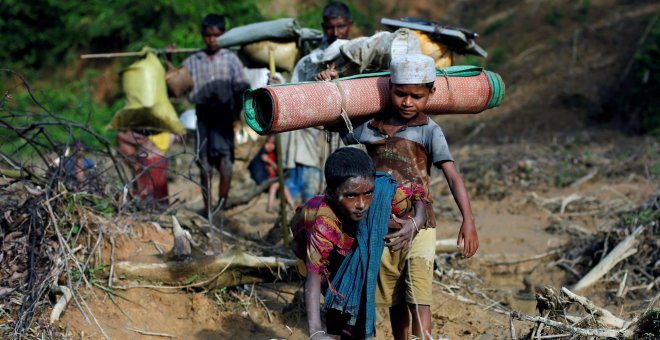 Refugiados rohinyá cruzan la frontera entre Birmania y Bangladesh. - REUTERS
