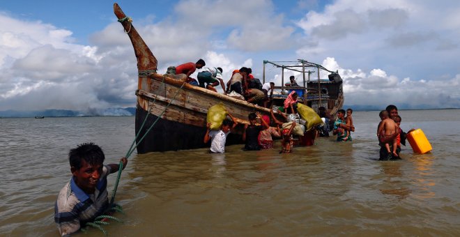 Refugiados rohinyá llegan en barca a la bahía de Bengala, en Shah Porir Dwip. - REUTERS