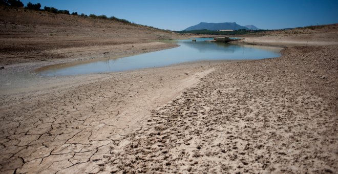 Los efectos de la sequía en la reserva de Guadalteba, en Málaga. AFP