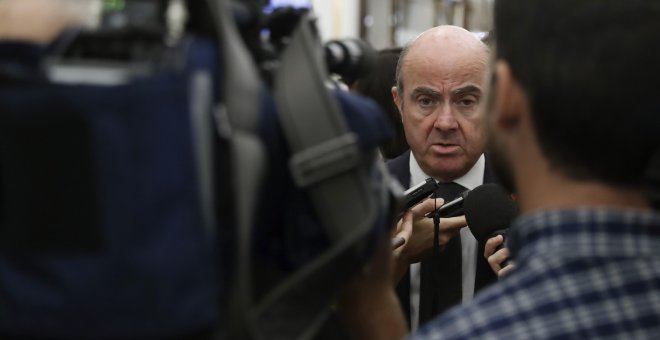 El ministro de Economía, Luis de Guindos, en declaraciones a los medios de comunicación en el Congreso de los Diputados. EFE/Emilio Naranjo