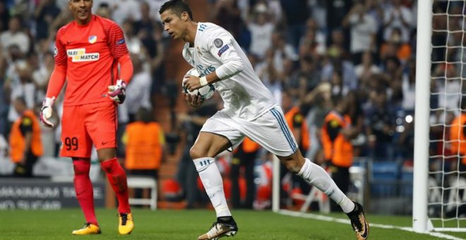 El delantero portugués del Real Madrid, Cristiano Ronaldo celebra el gol que ha marcado ante el Apoel. /EFE