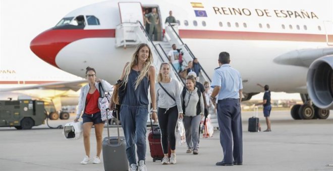 Españoles afectados por el huracán Irma a su llegada a la base aérea de Torrejón de Ardoz, en Madrid. - EFE