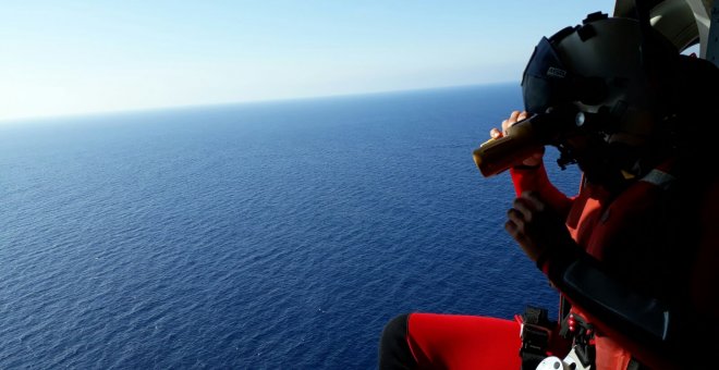 Efectivos de Salvamento marítimo rastrean el mar de Alborá en buscan de seis personas desaparecidas tras volcar su patera.- SALVAMENTO MARÍTIMO