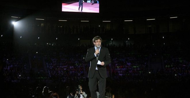 El presidente de la Generalitat, Carles Puigdemont, durante su intervención en el Tarraco Arena donde se celebró un acto unitario del independentismo en favor de la celebración de un referéndum el 1 de octubre.| JAUME SELLART (EFE)