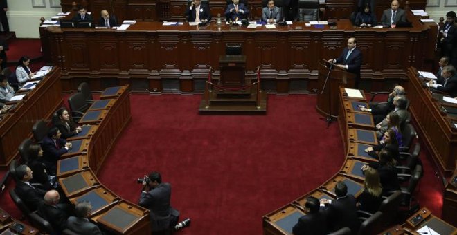 El primer ministro de Perú, Fernando Zavala (d), da un discurso en el hemiciclo del Congreso acompañado de sus ministros en Lima (Perú). EFE/Ernesto Arias