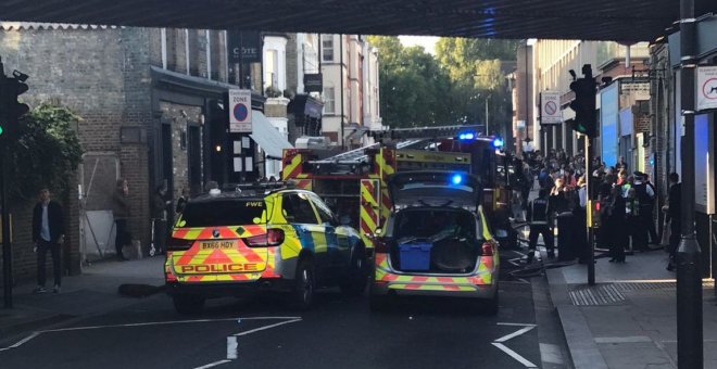 La policía investiga la explosión del metro de Londres / Twittter