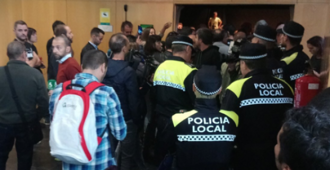 La Policía local ha irrumpido el acto de la portavoz de la CUP / Twitter
