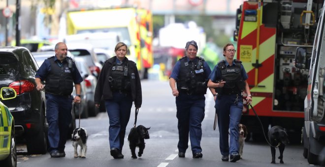 Policías oficiales caminan con un perro después del atentado terrorista de Londres. REUTERS/Luke MacGregor
