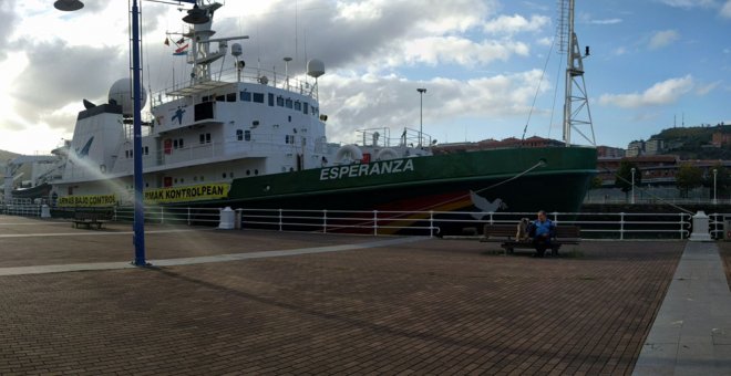 Buque Esperanza, de Greenpeace, en el puerto de Bilbao, desde donde las ONG han hecho la protesta. ARMAS BAJO CONTROL.