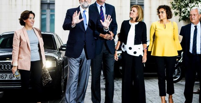 El presidente del Gobierno y del Partido Popular, Mariano Rajoy (2i) junto a la secretaria general del partido, María Dolores de Cospedal (3d); el presidente de los populares catalanes, Xavier García Albiol (c); la vicepresidenta del Gobierno, Soraya Sáen