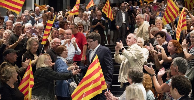 El presidente de la Generalitat, Carles Puigdemont , a su llegada al Teatro Principal de Badalona para participar en un acto del PDeCAT en favor del referéndum del 1-O. EFE/Marta Pérez