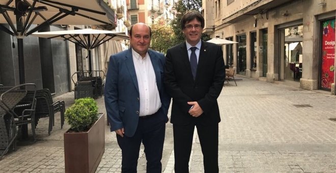 El presidente del PNV, Andoni Ortuzar, con el president de la Generalitat, Carles Puigdemont, posan en su encuentro en Girona. E.P.
