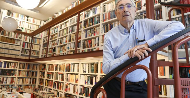 Ignacio Latierro, fundador de la librería 'Lagun', de San Sebastián, junto con María Teresa Castells, que el pasado 11 de septiembre falleció a los 82 años. EFE/Javier Etxezarreta.