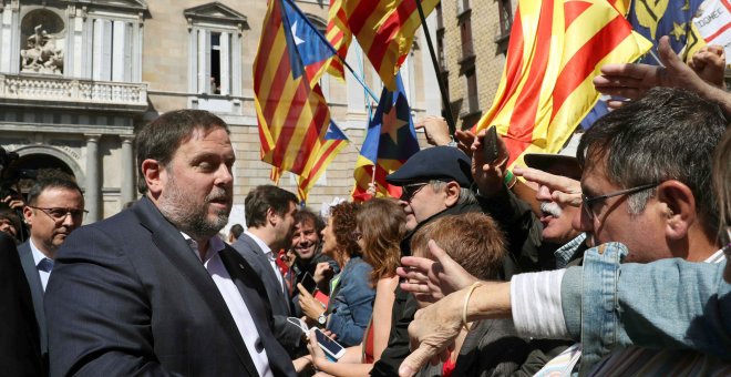 El vicepresidente del Gover, Oriol Junqueras, saluda a los concentrados este sábado en la Plaza de Sant Jaume de Barcelona, con los alcaldes catalanes que apoyan el referéndum del 1-O. EFE/Toni Albir