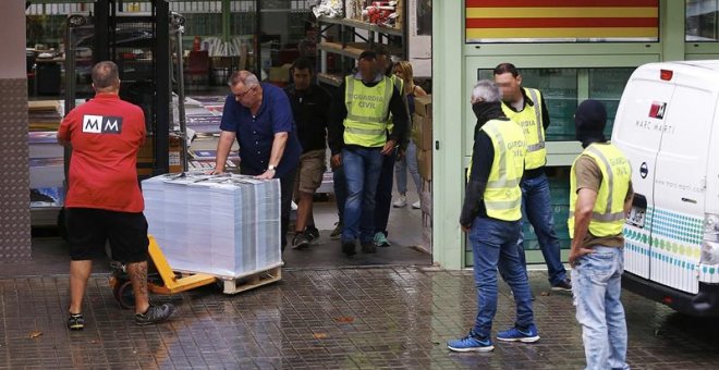 La Guardia Civil intervino el viernes cerca de 100.000 carteles de publicidad del referéndum del 1 de octubre en una nave industrial de la empresa Marc Martí. /EFE