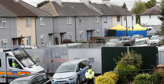 Dispositivo policial instalado en el domicilio de uno de los detenidos en relación con el ataque de Londres. /REUTERS