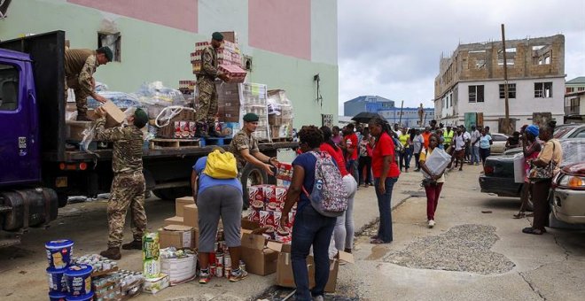 El equipo de marines y trabajadores de los servicios sociales de auxilio distribuye suministros a los habitantes de la isla para la preparación de la llegada del huracán María, en Road Town (Islas Vírgenes Británicas), el 18 de septiembre de 2017. El hura