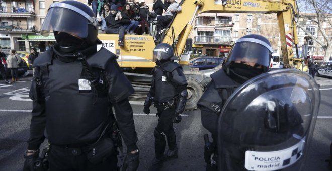 Agentes antidisturbios de la Policía Municipal durante el desalojo de la vivienda en el número la calle Ofelia Nieto, en el barrio de Tetuán, en Madrid.- EFE