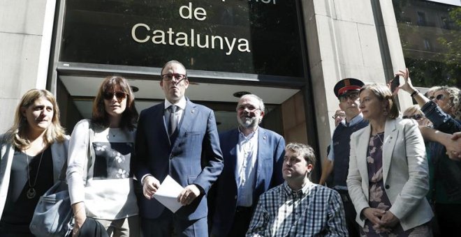 El alcalde de Mollerusa (Lleida) y diputado en el Parlament Marc Solsona (3i), acompañado por la presidenta del Parlament, Carme Forcadell (d), y varios dirigentes del PDeCAT, a su salida de la Fiscalía del Tribunal Superior de Justicia de Catalunya. - EF