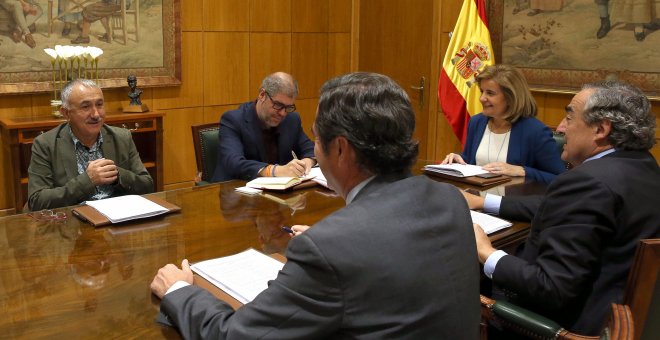 La ministra de Empleo, Fátima Báñez, con los secretarios generales de CCOO, Unai Sordo y UGT, José Álvarez, y los presidentes d CEOE, Juan Rosell y de Cepyme, Antonio Garamendi, en la sede del Ministerio.