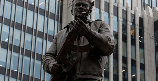Moscú homenajea a Mijaíl Kaláshnikov y su famoso fusil con un gigantesco monumento. /REUTERS