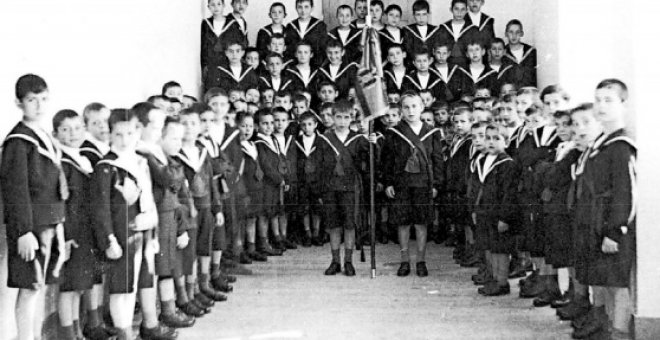 Huérfanos del Patronato en el Colegio de Padrón (La Coruña) en 1953. ET