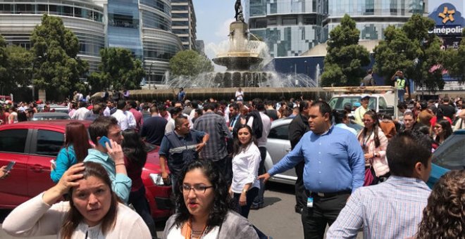 La gente salió a la calle tras sentir el terremoto en la capital / REUTERS - Carlos Jasso