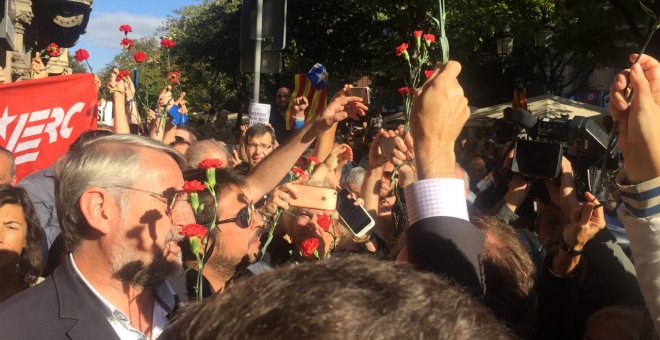 Concentració de protesta davant el Departament d'Economia i Hisenda de la Generalitat. Reparteixen clavells per donar als policies