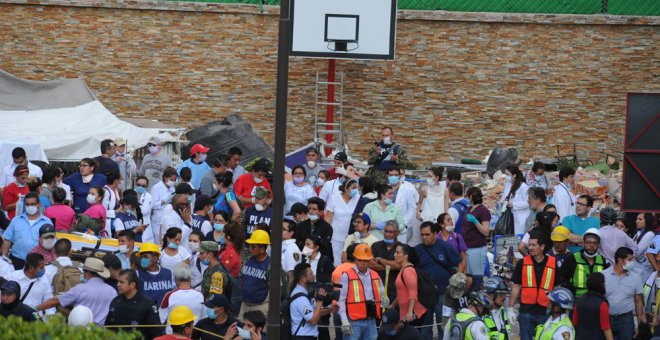 Rescatistas y voluntarios trabajan en las tareas de rescate en el Colegio Enrique Rebsamen tras el terremoto. EFE