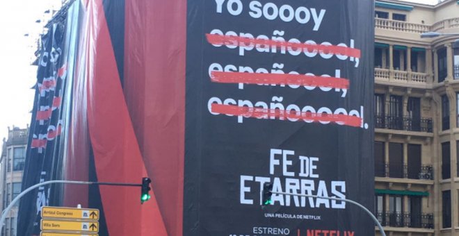 Imagen del andamio con el anuncio de Netflix, en San Sebastián. Efe